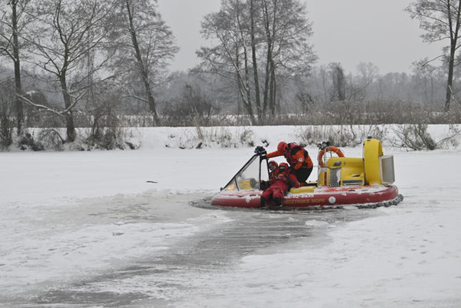Gdy załamie się lód. Co robić, by uratować siebie lub kogoś, gdy wpadnie do wody?