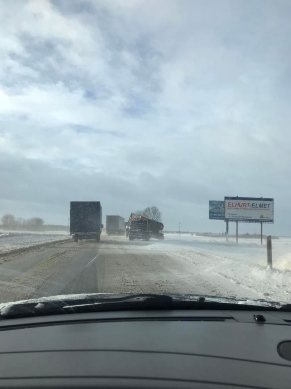 Trudne warunki na drogach w Podlaskiem. Kolizje, wypadki, sporo tras nieprzejezdnych (21.01.2022)