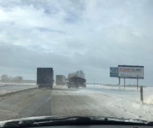Trudne warunki na drogach w Podlaskiem. Kolizje, wypadki, sporo tras nieprzejezdnych (21.01.2022)