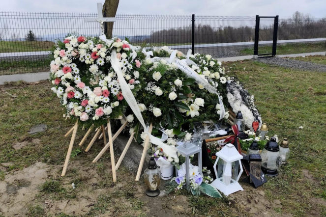 Młody strażak Nikodem zmarł we śnie. Przy trumnie 13-latka stały klocki, koledzy wypuścili w powietrze białe balony