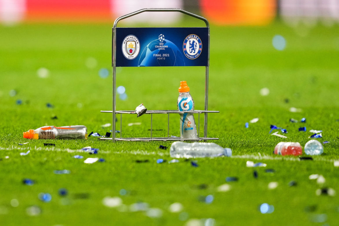 Piłkarze i kibice Chelsea Londyn świętują wygranie Ligi Mistrzów po zwycięstwie w finale 1:0 z Manchesterem City 