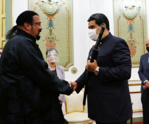 Steven Seagal pojechał do Wenezueli i dał Maduro miecz