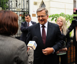 Prezydent Bronisław Komorowski z żoną Anną wychodzą z domu na zaprzysiężenie
