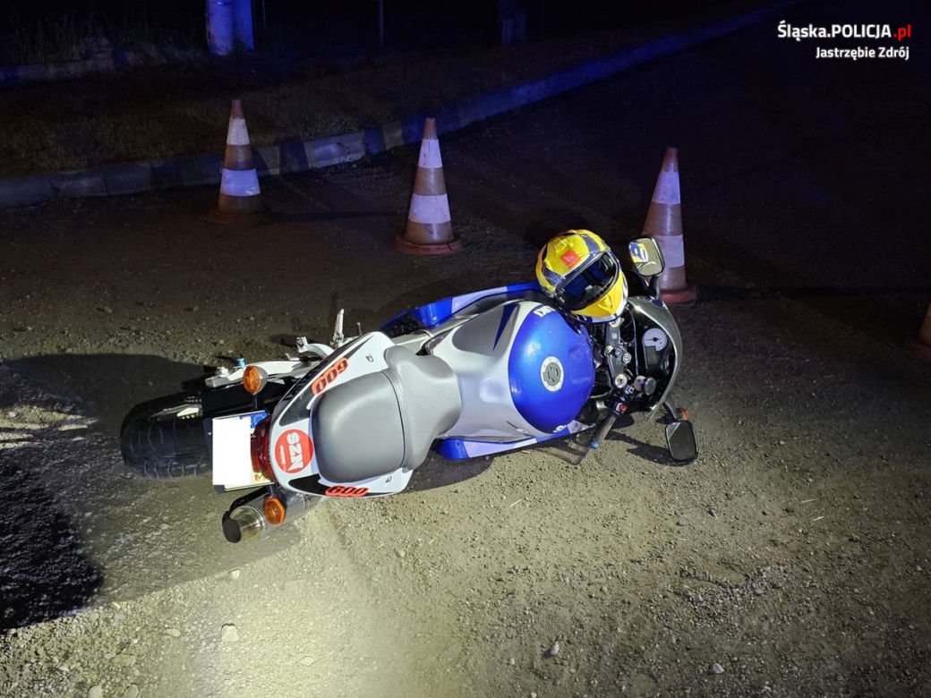 Motocyklista uciekał przed policją. Uderzył w radiowóz