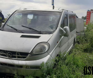 Bus zderzył z się osobówką. Jedna osoba trafiła do szpitala