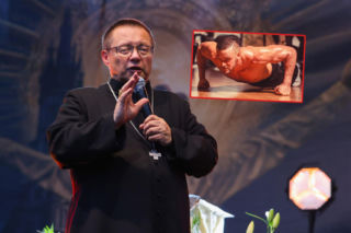 Kardynał Grzegorz Ryś rzuca wyzwanie wiernym! Róbcie rano pompki