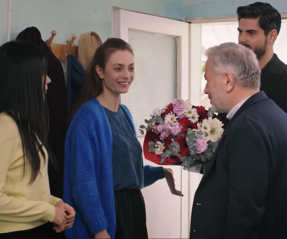 Hancer, Cemil, Cihan i Ertugrul w scenie z 55 odcinka serialu Panna młoda, gdzie Cihan z bukietem kwiatów próbuje odzyskać żonę przy wsparciu sojusznika. Więcej o ich losach na Super Seriale.