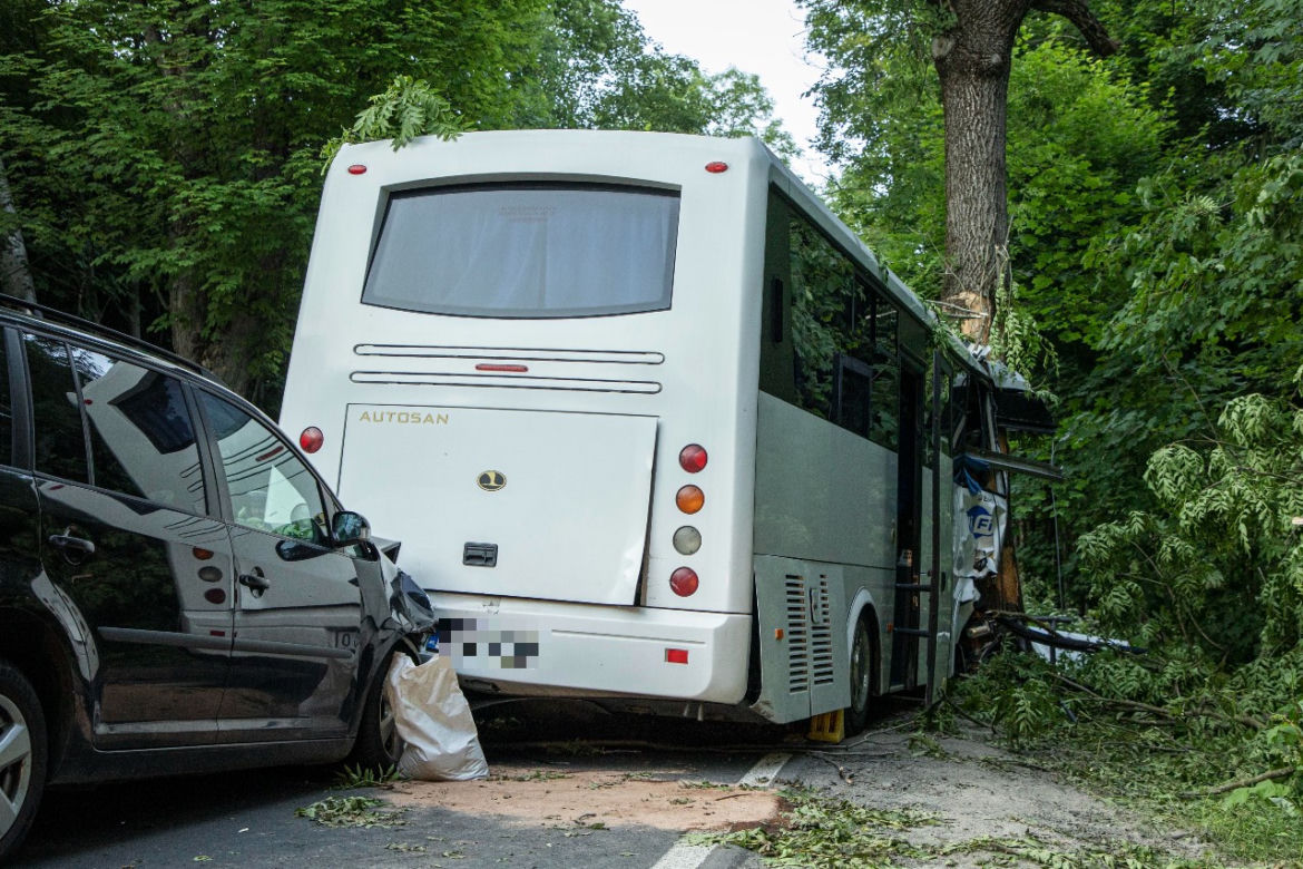 Autokar uderzył w drzewo na drodze w Przełęczy Kowrarskiej 