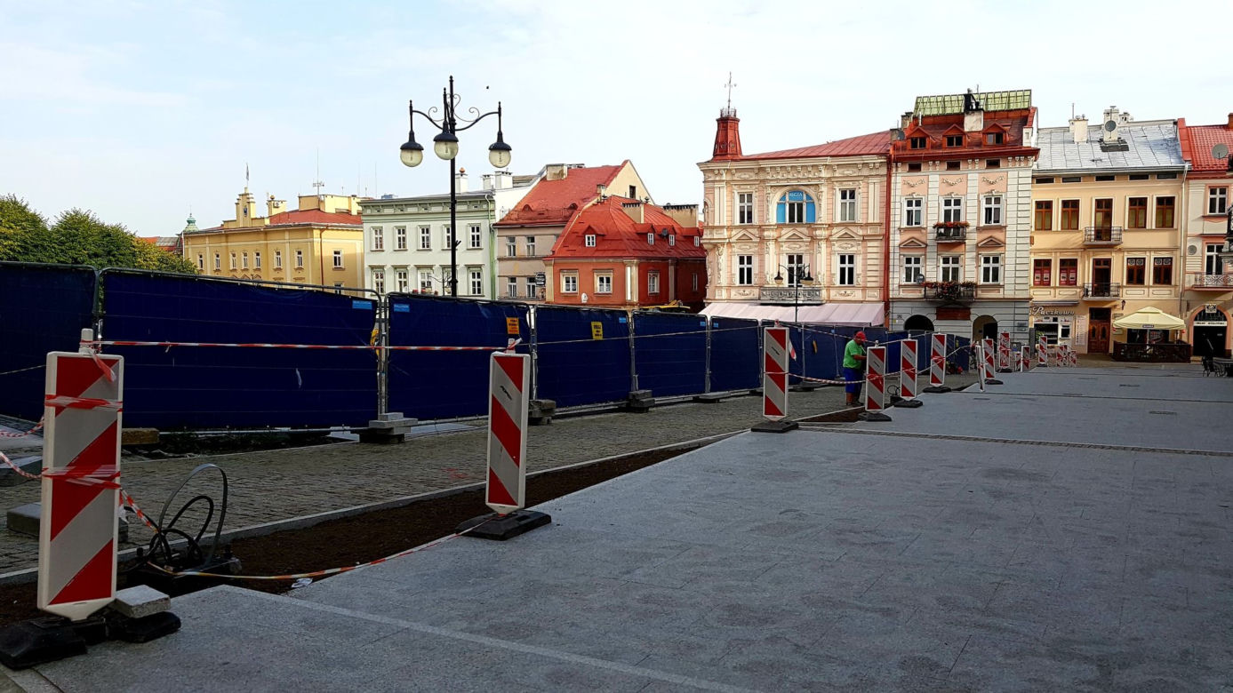 Odsłonięto kolejny fragment płyty przemyskiego Rynku! [ZDJĘCIA]