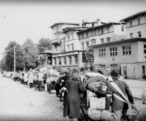 Wyrwani z Kresów. Dramat polskich przesiedleńców