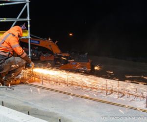 Na autostradzie A2 na wschód od Warszawy prace idą pełną parą, zarówno w dzień, jak i po zmroku