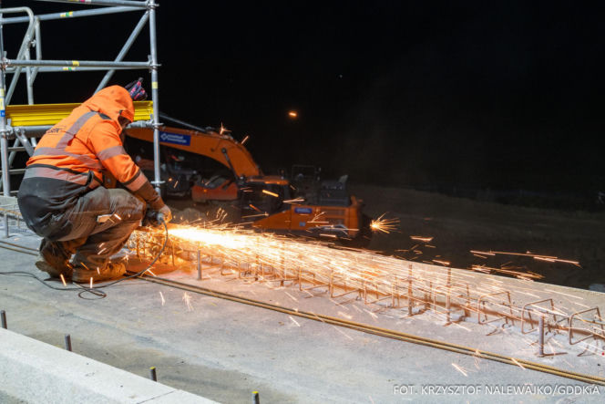 Na autostradzie A2 na wschód od Warszawy prace idą pełną parą, zarówno w dzień, jak i po zmroku