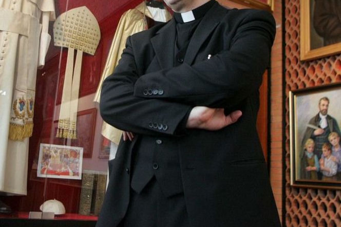 ksiadz sutanna