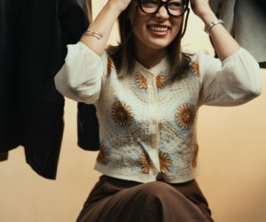 2026 rok zdominuje styl retro. Te kamizelki po babci będą modowym hitem