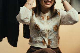 2026 rok zdominuje styl retro. Te kamizelki po babci będą modowym hitem