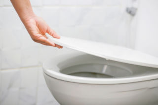 Tylko wciskam ten guzik i czyszczę pożółkłą deskę sedesową. Nalot znika pod wodą, a deska jest wybielona jak nowiutka sztuka. Sposób na czyszczenie deski sedesowej