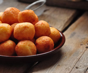 Szukasz przepisu na hit imprezy? Bycze Jaja to wytrawne pączki serowe, które zszokują gości