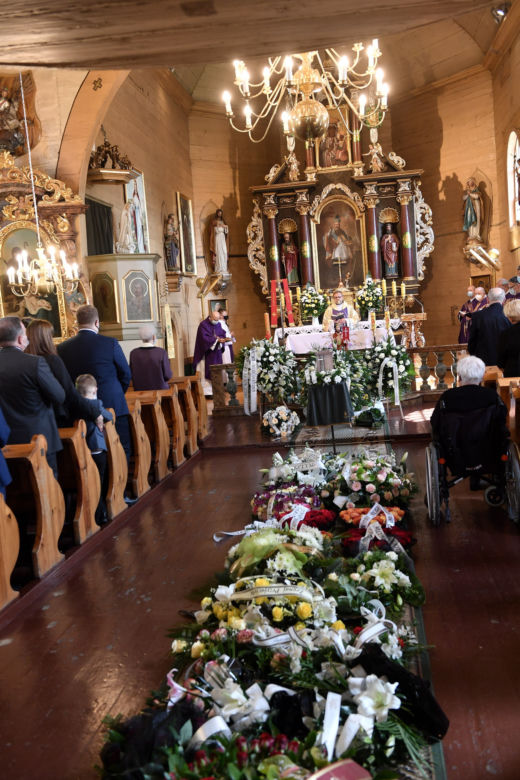 Pogrzeb prof. Leszka Miszczyka. Grób wybitnego lekarza utonął w kwiatach 