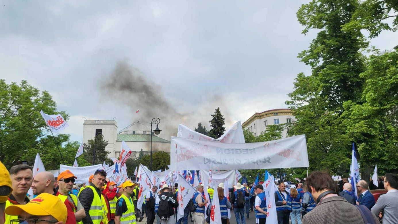 Protest hutników w Warszawie. Idą od Sejmu do Kancelarii Premiera
