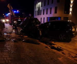 Groza w Olkuszu. Samochód WYLĄDOWAŁ na innym aucie!