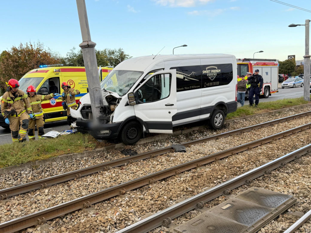 Bus przewożący osoby na lotnisko zjechał z jezdni i z ogromną siłą uderzył w słup trakcji tramwajowej