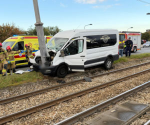 Bus przewożący osoby na lotnisko zjechał z jezdni i z ogromną siłą uderzył w słup trakcji tramwajowej