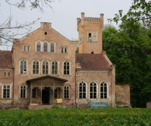 Ta wieś ma ponad 600 lat. Zachował się w niej wyjątkowy neogotycki pałac