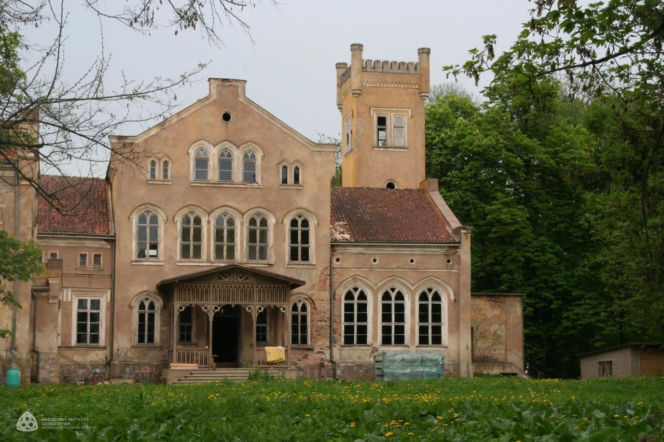 Ta wieś ma ponad 600 lat. Zachował się w niej wyjątkowy neogotycki pałac