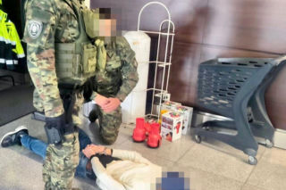 Napadli na Norwega w centrum Gdańska, grozili mu nożem i zmusili do wypłaty pieniędzy z bankomatu