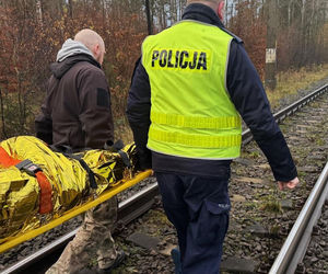 Senior zaginął w nocy w lesie. Znaleźli go ratownicy