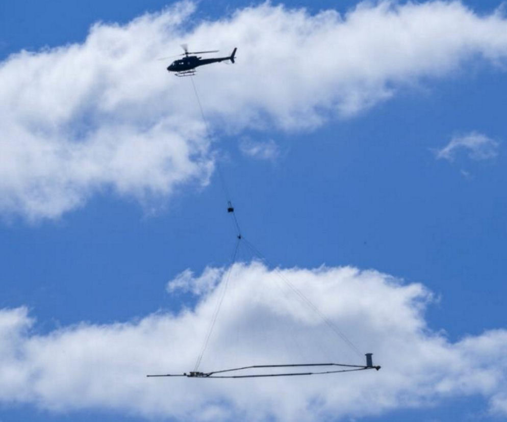 Niecodzienny widok. Wzdłuż autostrady A2 lata helikopter z wielką anteną. Co mierzy?