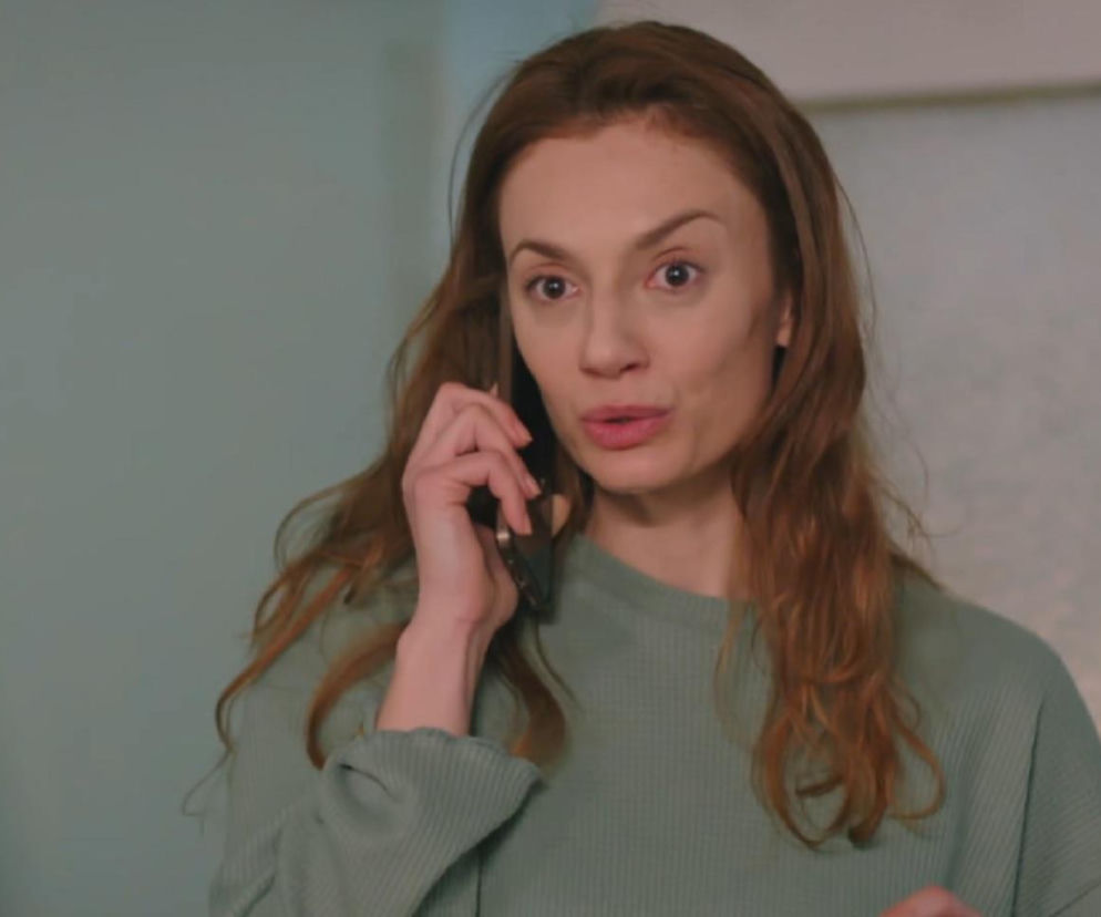 Kadr z serialu Panna młoda przedstawiający aktorkę Ceren Yuksekkaya, wcielającą się w postać Deryi, rozmawiającą przez telefon. Derya ma długie, brązowe włosy i jest ubrana w zieloną bluzkę. Turecką telenowelę i szczegóły fabuły znajdziesz na stronie Super Seriale.