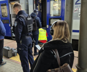 Policja na peronach, ruch pociagów sparaliżowany. Szokujący wypadek na rampie dla niepełnosprawnych
