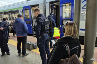 Policja na peronach, ruch pociagów sparaliżowany. Szokujący wypadek na rampie dla niepełnosprawnych