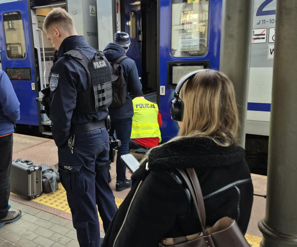 Tłumy na peronach, ruch pociagów sparaliżowany. Co się stało?