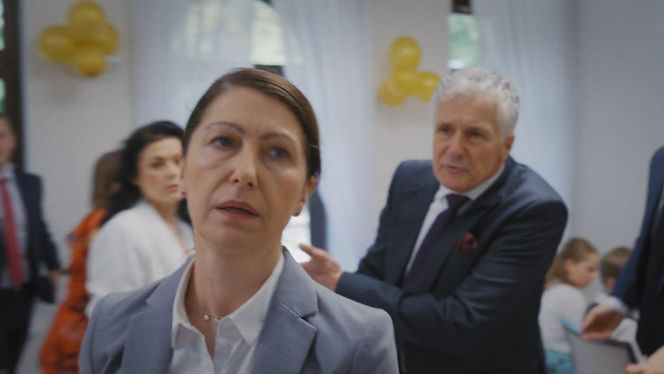 M jak miłość odc. 1890. Erwin (Andrzej Dopierała), urzędniczka (Katarzyna Traczyńska)