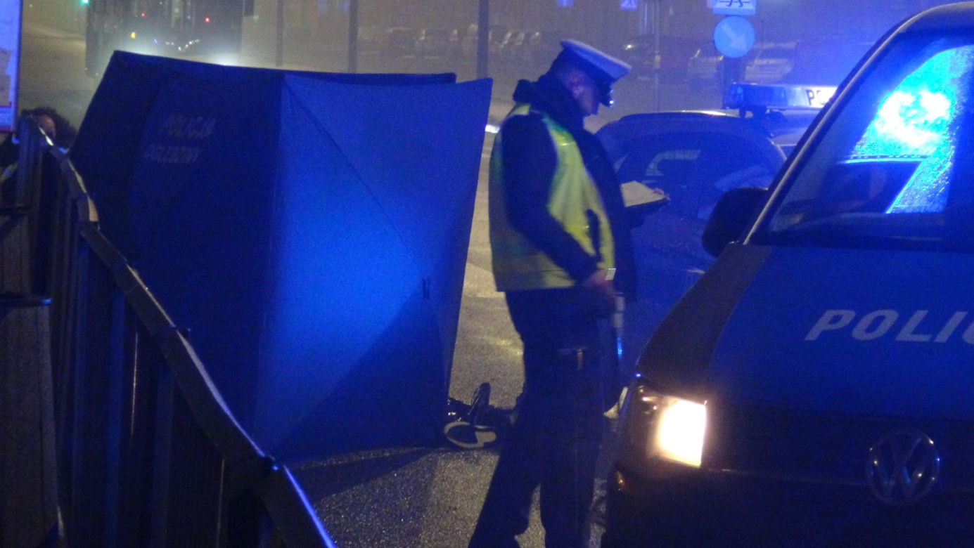 Volkswagen huknął w pieszego na pasach. Mężczyzna nie żyje
