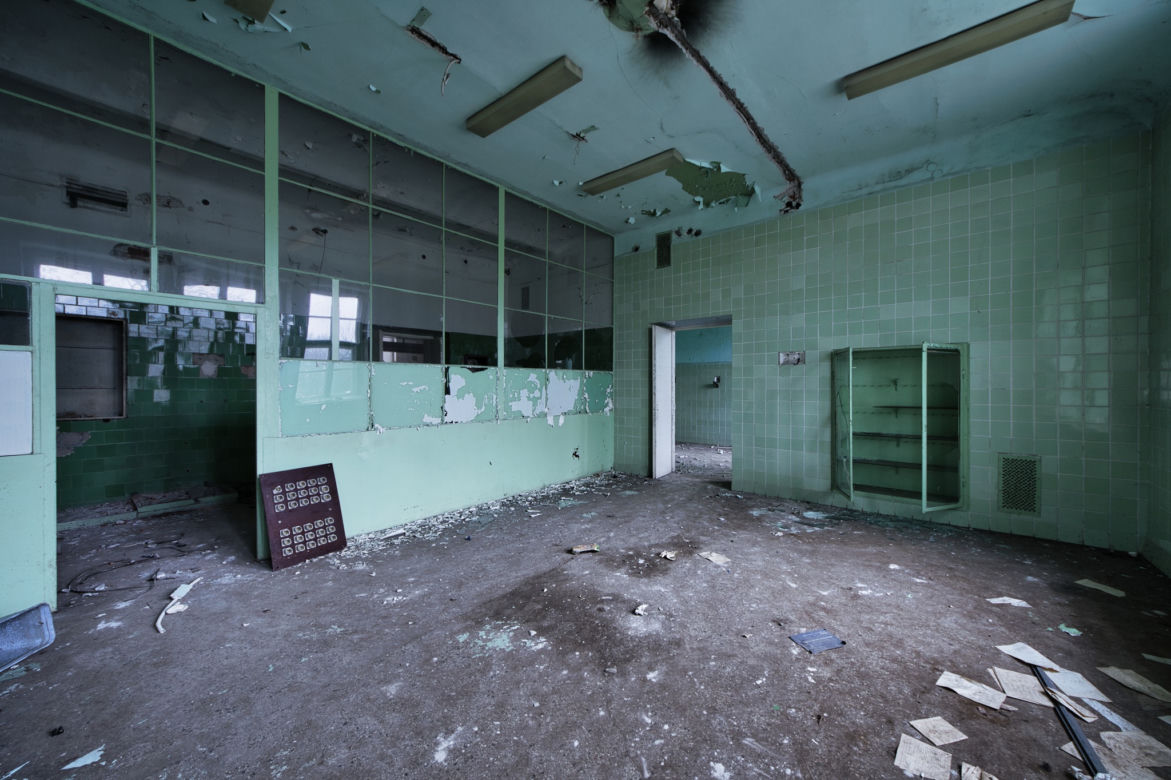 Opuszczony szpital wojskowy na Podkarpaciu. Sceneria jak z horroru