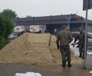 Powódź w Krakowie 24.05.2019: Wojsko pomaga powodzianom w Bieżanowie