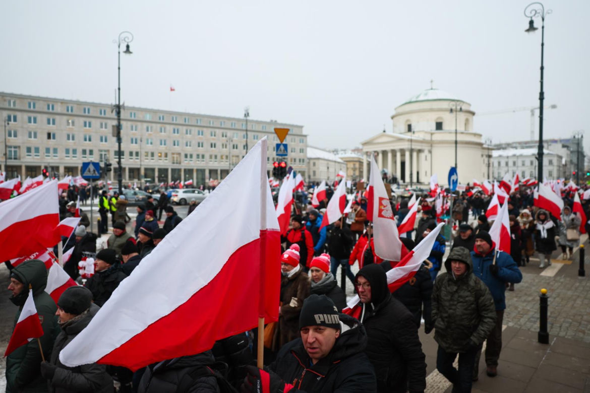 Tłumy rozpoczęły protest pod Sejmem! Uczestnicy solidarni z Mariuszem Kamińskim i Maciejem Wąsikiem