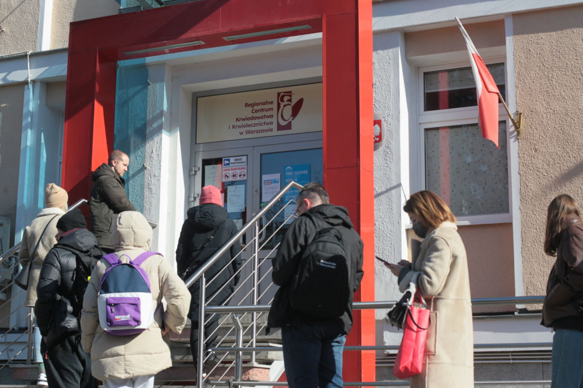 Olbrzymie kolejki przed centrum krwiodawstwa. Polacy oddają krew na potęgę!