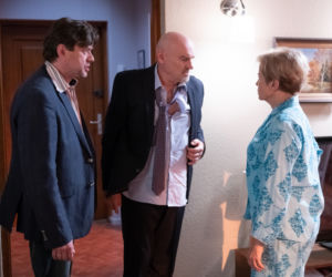 Na Wspólnej odc. 2785. Roman (Waldemar Obłoza), Honorata (Aleksandra Konieczna), Antoni (Ostap Stupka)