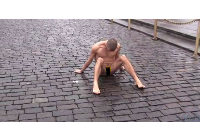 przybił genitalia na Placu Czerwonym