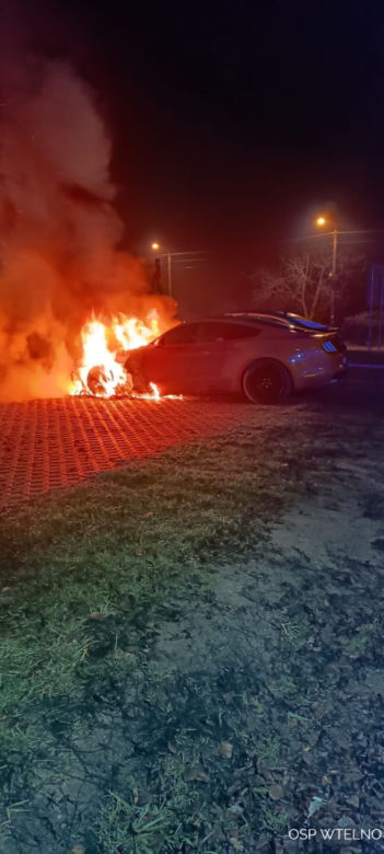Luksusowy samochód stanął w płomieniach! Nocna akcja strażaków pod Bydgoszczą [ZDJĘCIA]
