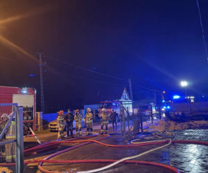 Potężny pożar zakładu pod Krakowem. Spłonęły autobusy i ciągnik rolniczy