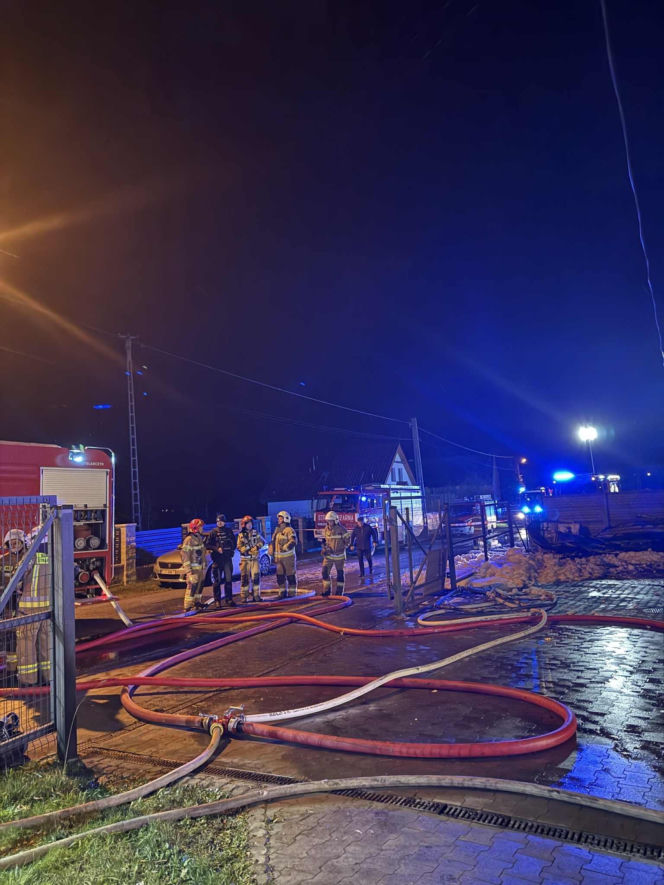 Potężny pożar zakładu pod Krakowem. Spłonęły autobusy i ciągnik rolniczy