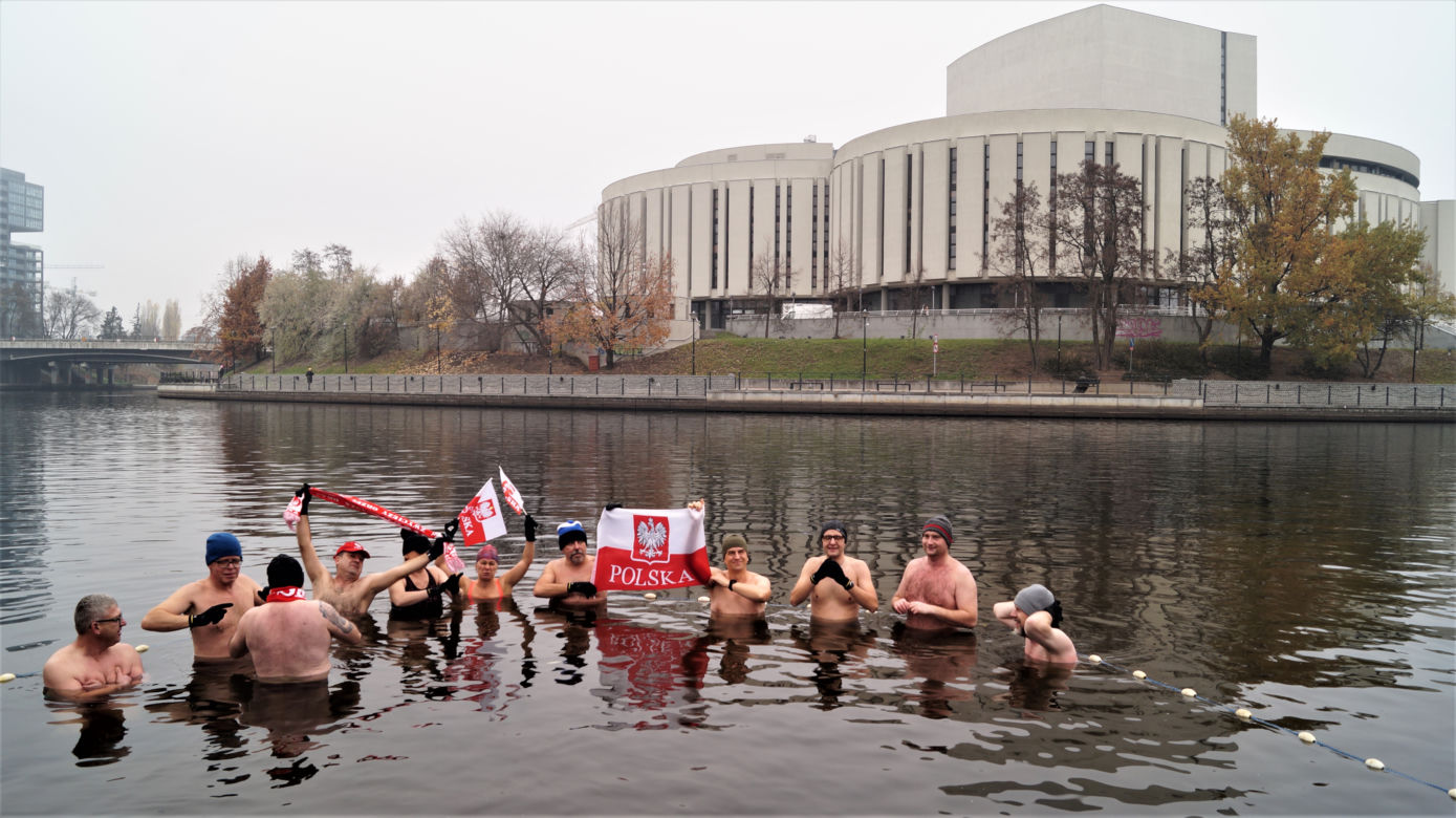 Bydgoskie morsy wskoczyły do Brdy! Za nami inauguracja sezonu na Wyspie Młyńskiej 