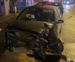 Z potężną siłą wjechała w sygnalizację! Pijana kobieta wiozła swoje maleńkie dziecko