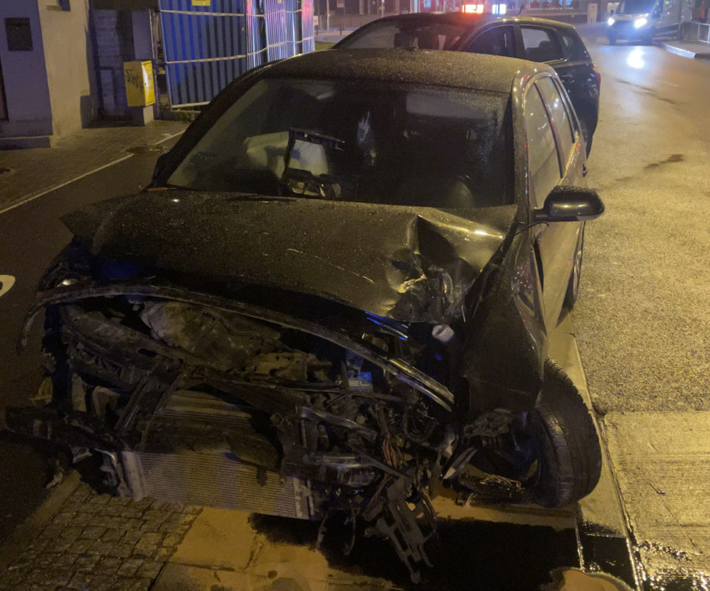 Z potężną siłą wjechała w sygnalizację! Pijana kobieta wiozła swoje maleńkie dziecko