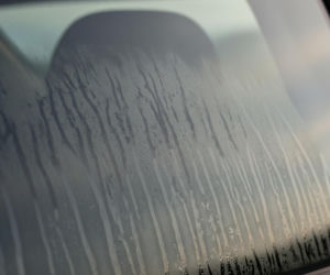 Zawsze parują ci szyby w samochodzie? Oto najszybszy sposób, by to zmienić. Działa w kilka sekund